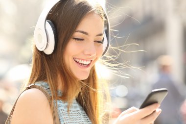 mutlu kız kulaklık ile müzik dinleme