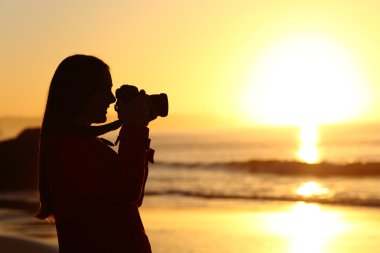 DSLr ile güneşi fotoğraflayan fotoğrafçı