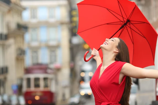 Szczęśliwa kobieta oddycha na ulicy — Zdjęcie stockowe