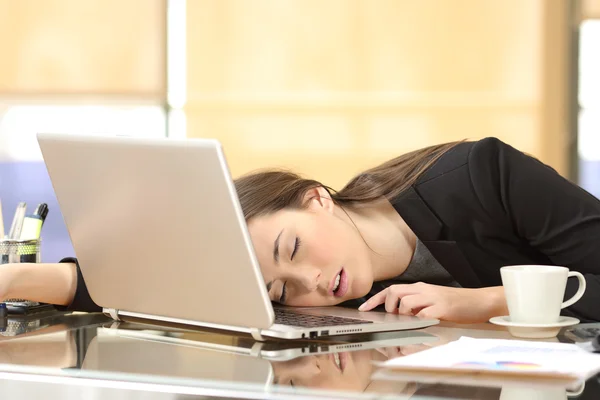 Empresaria sobrecargada durmiendo en el trabajo — Foto de Stock