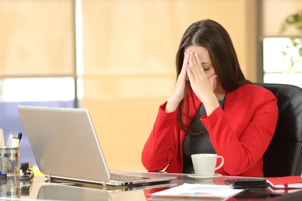 Trötta överarbetade affärskvinna på kontor — Stockfoto
