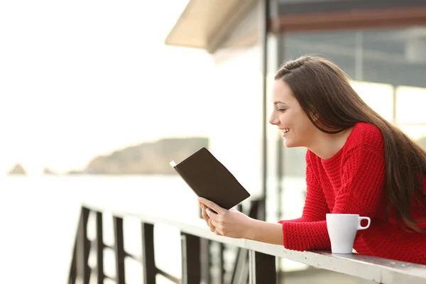 Vrouw lezen van een ebook op vakantie — Stockfoto