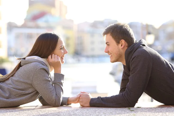 Un par de adolescentes enamorados mirándose. — Foto de Stock