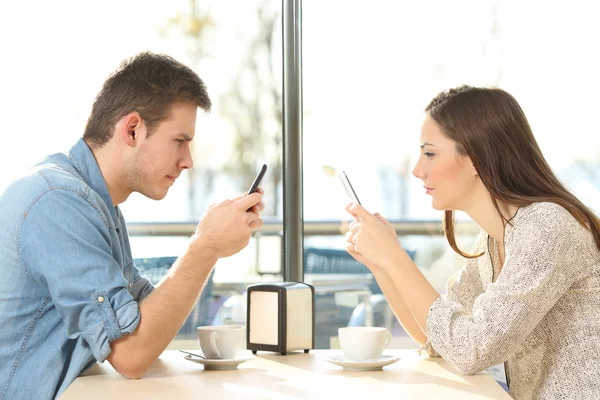 Pareja en línea obsesionada con los teléfonos inteligentes — Foto de Stock