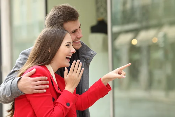 Pareja de compras mirando en una tienda — Foto de Stock