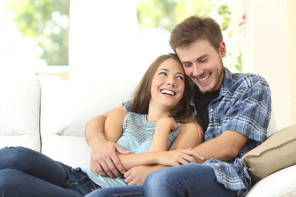 幸せなカップルは、自宅のソファで楽しんでください。 — ストック写真