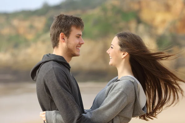 Lycklig tonåring par kramas och inför — Stockfoto