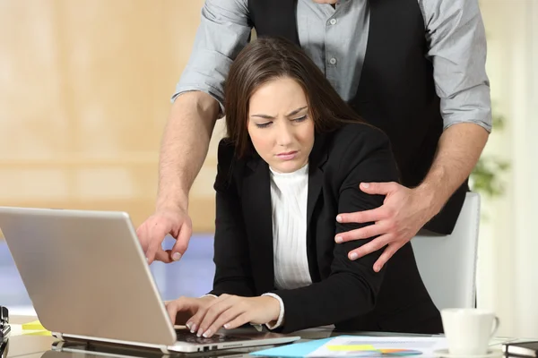 Intimidatie met een baas die raken aan zijn secretaresse — Stockfoto