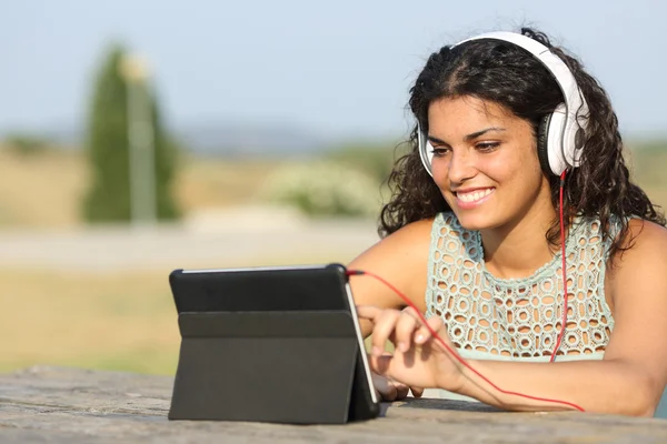 Ragazza che impara con un tablet all'aperto — Foto Stock