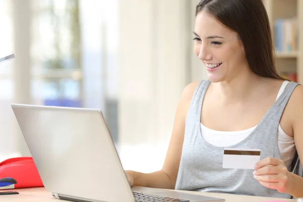 Szczęśliwa Studentka Płaci Kartą Kredytową Laptopie Siedząc Biurku Domu — Zdjęcie stockowe