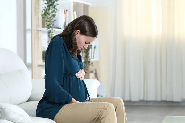 Mujer Embarazada Que Sufre Dolor Vientre Quejándose Sentado Sofá Sala — Foto de Stock