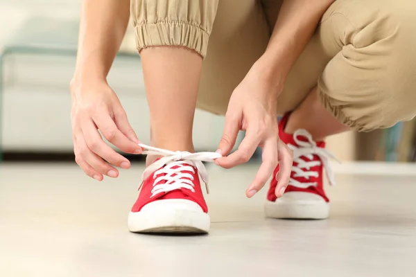 Vista Frontal Cerca Mujer Atando Cordones Zapatillas Deporte Suelo Sala —  Fotos de Stock