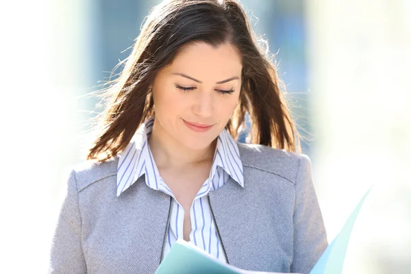 Empresario Satisfecho Leyendo Informe Pie Calle Día Soleado —  Fotos de Stock