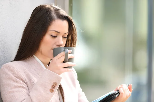 Businesswoman Drinking Coffee Reading Inform Standing Street — Stock Photo, Image