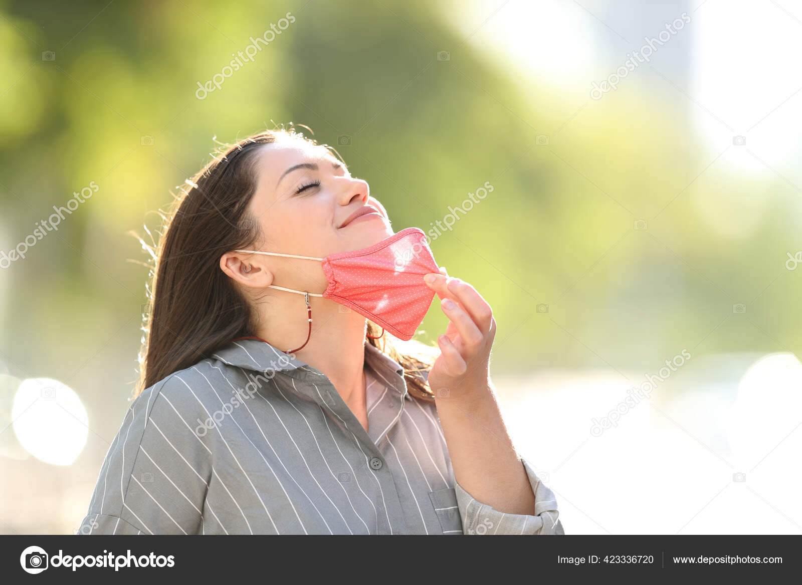 дышать свежим воздухом. дышали свежим. человек дышит воздухом. чистый свежий воздух. радостная девушка.