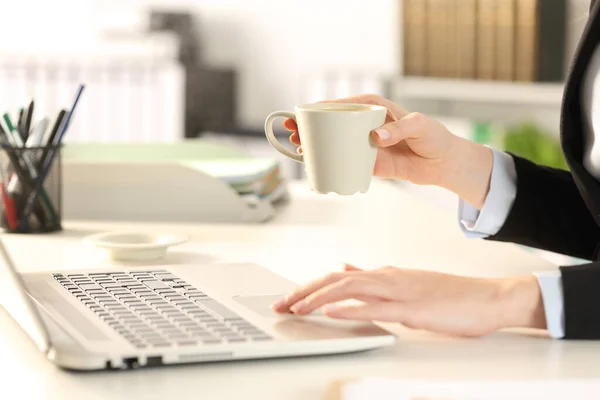 Close Uma Mulher Executiva Mãos Segurando Café Usando Laptop Sentado — Fotografia de Stock