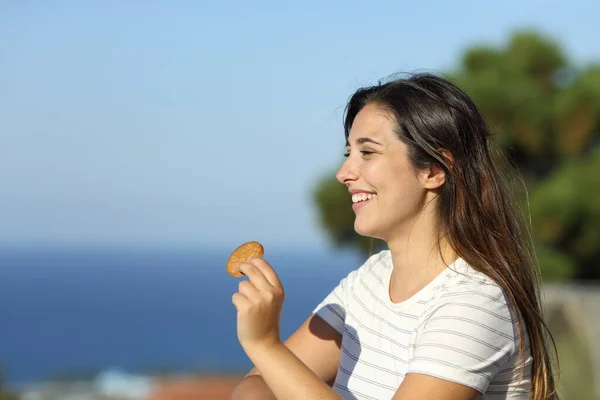 Ευτυχισμένη Γυναίκα Κρατώντας Cookie Ένα Μπαλκόνι Διαμέρισμα Στην Παραλία Για — Φωτογραφία Αρχείου