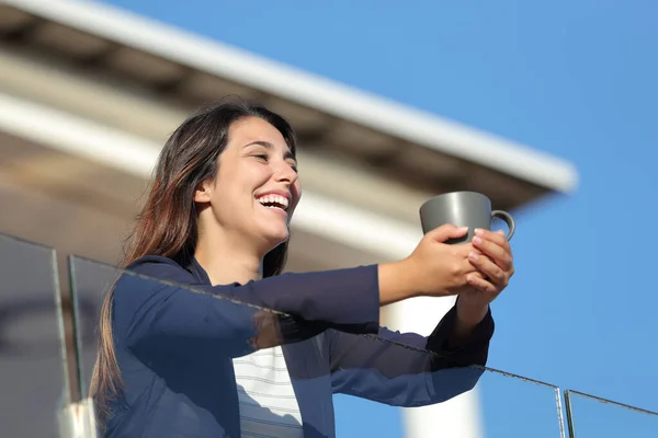 Lycklig Kvinna Som Håller Kaffekopp Skrattar Tittar Bort Från Hotellbalkong — Stockfoto