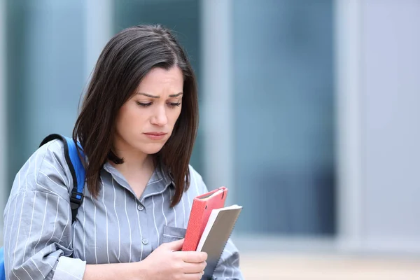 Studente Triste Lamentarsi Camminare Solo Campus — Foto Stock