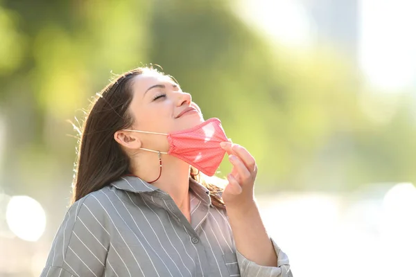 Lycklig Kvinna Tar Mask Andas Frisk Luft Utomhus Park — Stockfoto