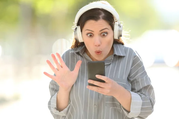 Přední Pohled Portrét Užaslé Ženy Sluchátka Nalezení Hudby Chytrém Telefonu — Stock fotografie