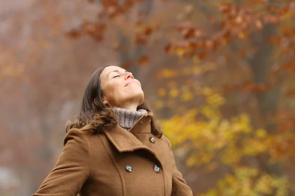 Donna Mezza Età Che Indossa Giacca Marrone Respirando Aria Fresca — Foto Stock