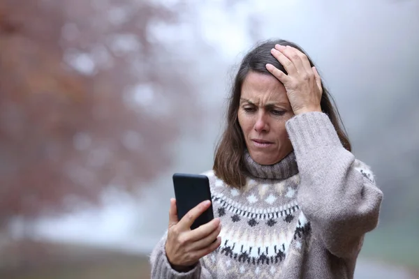 Üzgün Orta Yaşlı Kadın Sonbahar Sezonunda Parkta Akıllı Telefondan Kötü — Stok fotoğraf
