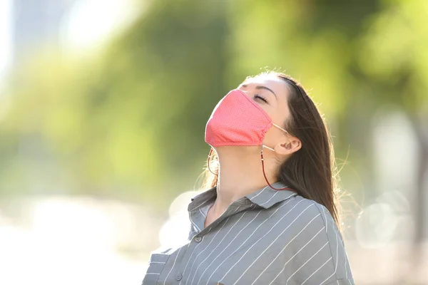 Woman Wearing Protective Mask Avoid Coronavirus Contagion Breathing Fresh Air — Stock Photo, Image