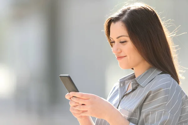 Mujer Satisfecha Usando Teléfono Inteligente Caminando Una Calle Soleada — Foto de Stock