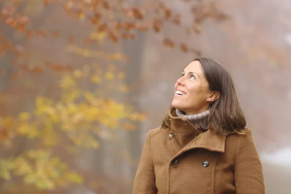 Mulher Feliz Meia Idade Contemplando Vistas Olhando Para Lado Uma — Fotografia de Stock