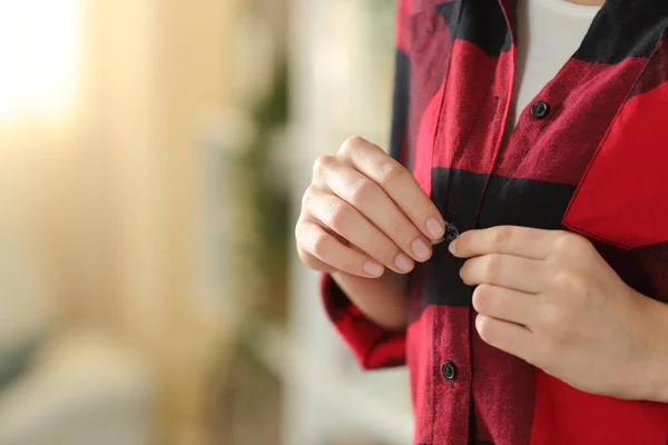 Close Botão Fixação Vestir Mão Adolescente Camisa Casa — Fotografia de Stock