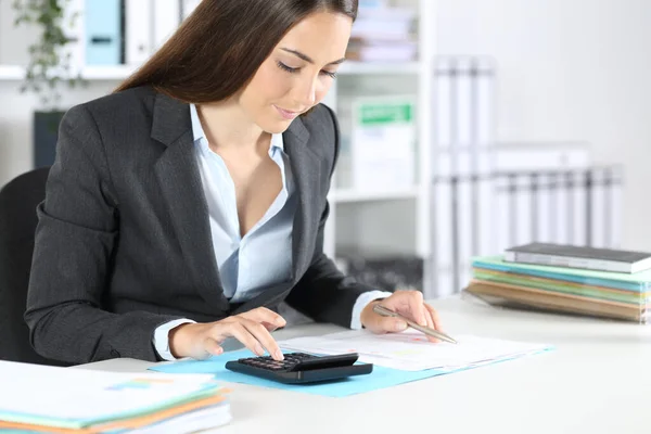 Účetní Žena Vypočítává Kalkulačce Která Sedí Stole Kanceláři — Stock fotografie