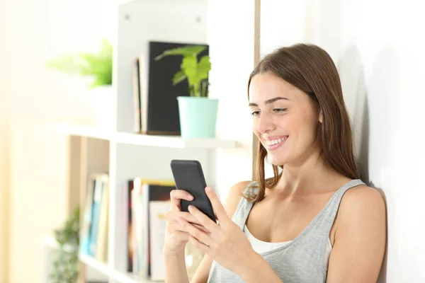 Adolescente Feliz Está Usando Telefone Inteligente Sala Estar Casa — Fotografia de Stock