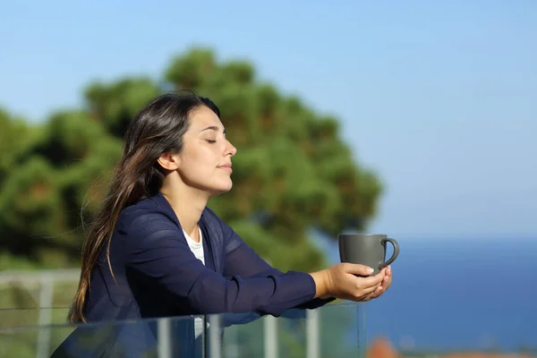 Розслаблена Жінка Закритими Очима Тримає Чашку Кави Готельному Балконі Пляжі — стокове фото