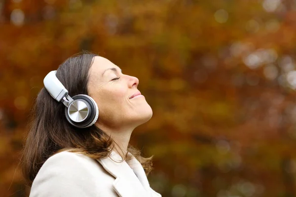Erwachsene Frau Atmet Herbst Park Mit Kopfhörern Frische Luft — Stockfoto