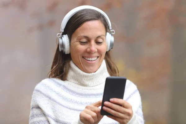 Счастливая Женщина Средних Лет Наушниках Слушает Музыку Смартфоне — стоковое фото