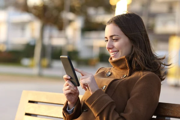Donna Felice Inverno Con Smart Phone Seduto Una Panchina Parco — Foto Stock