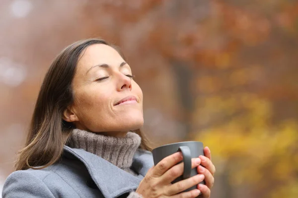Mujer Adulta Relajada Sosteniendo Taza Café Respirando Aire Fresco Otoño —  Fotos de Stock