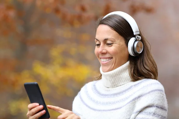 Glad Vuxen Kvinna Med Hörlurar Och Smarttelefon Lyssnar Musik Park — Stockfoto