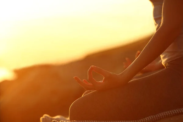 Profil Einer Frau Die Bei Sonnenuntergang Yoga Übungen Strand Praktiziert — Stockfoto