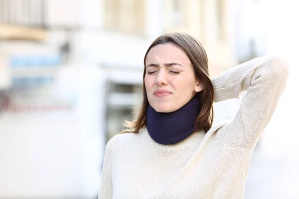 Stressad Kvinna Med Nackstöd Lider Livmoderhalscancer Värk Gatan — Stockfoto