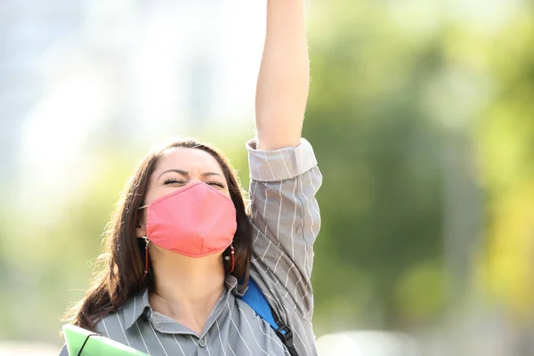 Estudiante Emocionado Con Máscara Celebrando Éxito Levantando Brazo Aire Libre — Foto de Stock