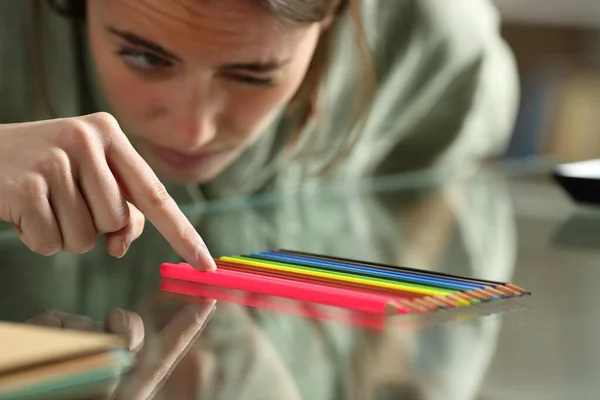 Femme Obsessionnelle Compulsive Alignant Les Crayons Avec Précision Sur Une — Photo