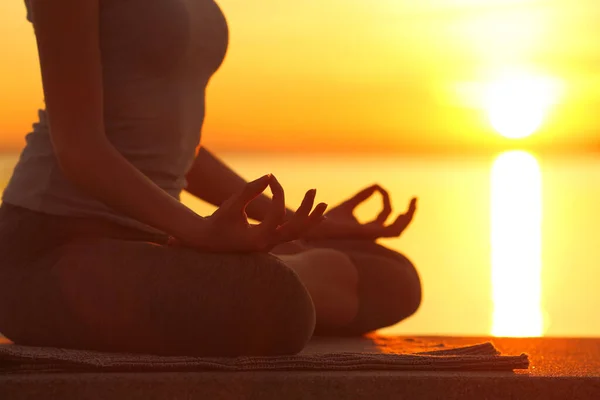 Sahilde Gün Batımında Yoga Yapan Bir Kadın Siluetinin Arka Işığını — Stok fotoğraf