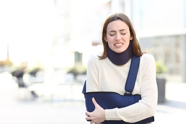 Visão Frontal Retrato Uma Mulher Estressada Sofrendo Com Braço Quebrado — Fotografia de Stock
