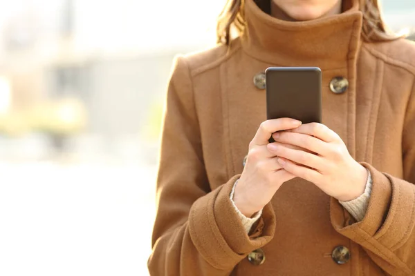 Vista Frontal Fechar Mãos Mulher Usando Telefone Inteligente Andando Rua — Fotografia de Stock