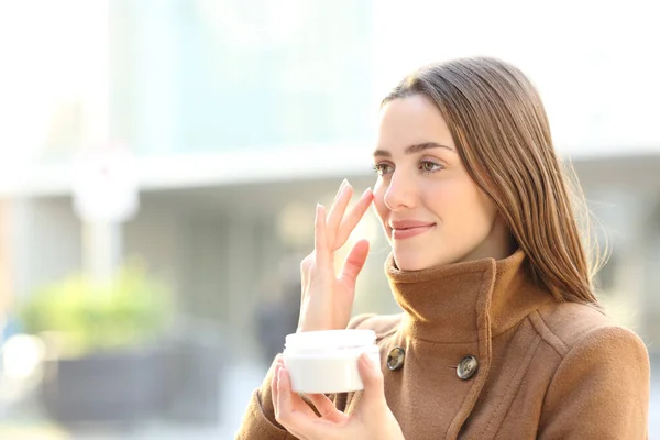 Mulher Satisfeita Aplicando Creme Mousturizer Seu Rosto Inverno Rua — Fotografia de Stock