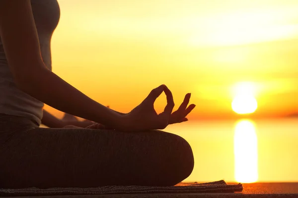 Sahilde Gün Batımında Yoga Yapan Kadın Siluetinin Arka Işığını Kapat — Stok fotoğraf