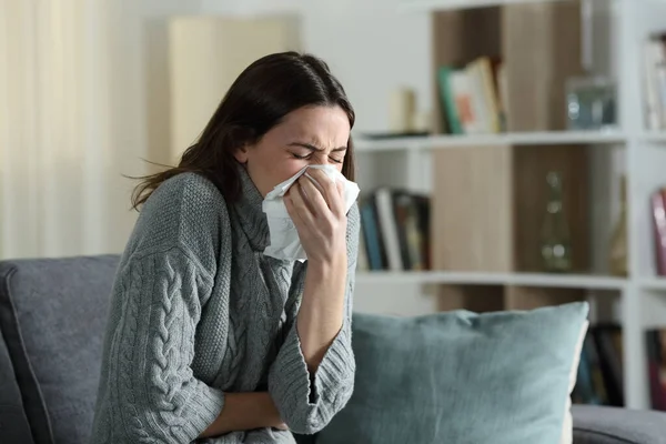 Mujer Enferma Que Sufre Síntomas Gripe Soplando Paño Sentado Sofá — Foto de Stock