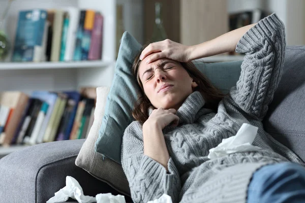 Illrar Kvinna Lider Influensasymtom Med Huvudvärk Liggande Soffa Hemma — Stockfoto